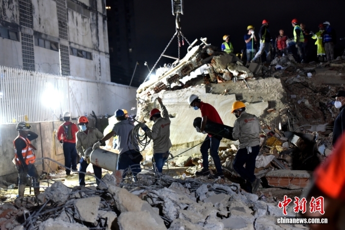 当地时间6月29日凌晨,在委内瑞拉加拉加斯地震灾害现场,近千名委内瑞拉、中国、卡塔尔等多国志愿者协同作战,搜寻幸存者和遇难者。中新社记者 林春茵 摄 当地时间6月29日凌晨,在委内瑞拉加拉加斯地震灾害现场,近千名委内瑞拉、中国、卡塔尔等多国志愿者协同作战,搜寻幸存者和遇难者。中新社记者 林春茵 摄